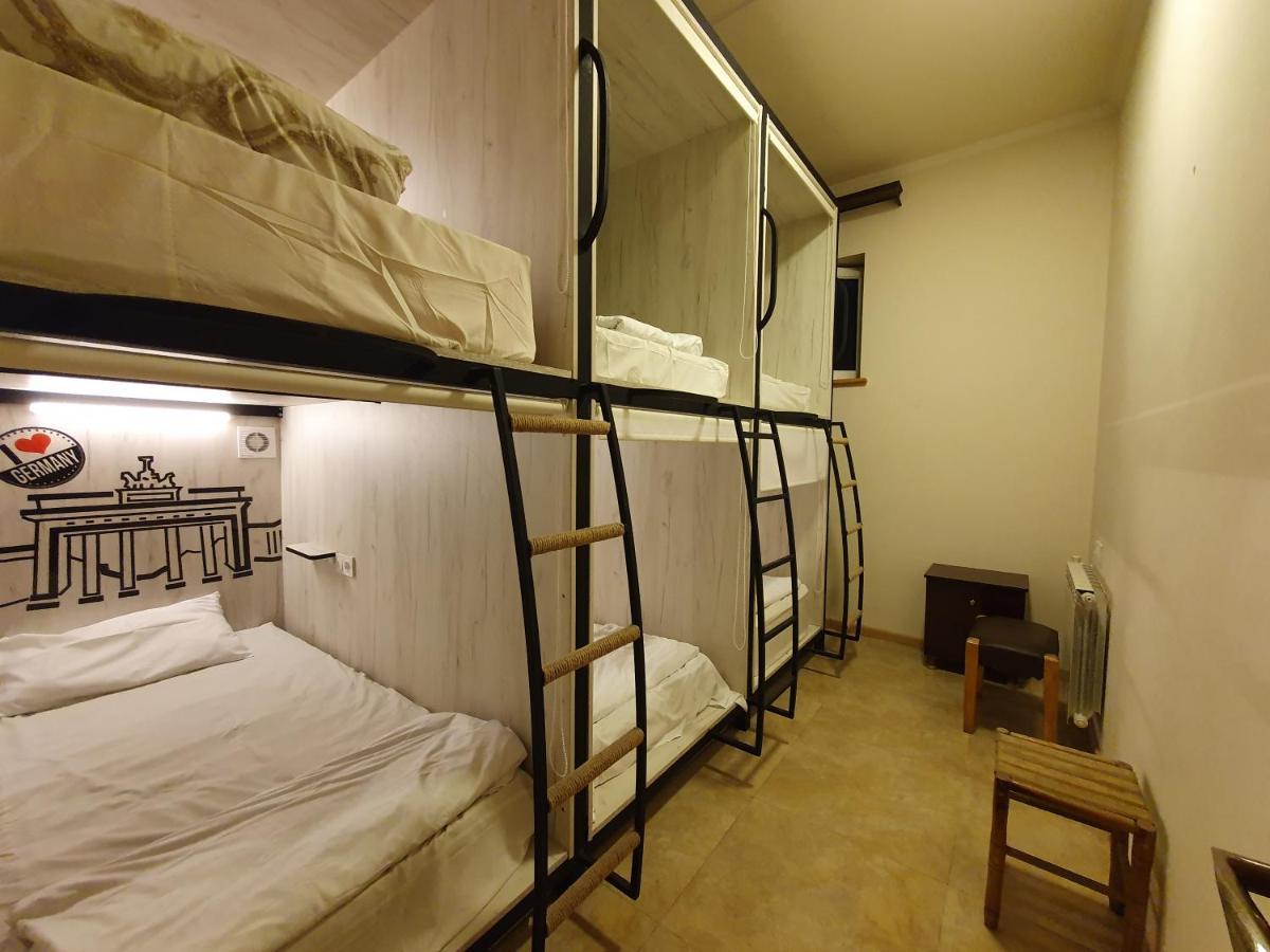 Capsule Hostel In The Old City Of Erevan Esterno foto