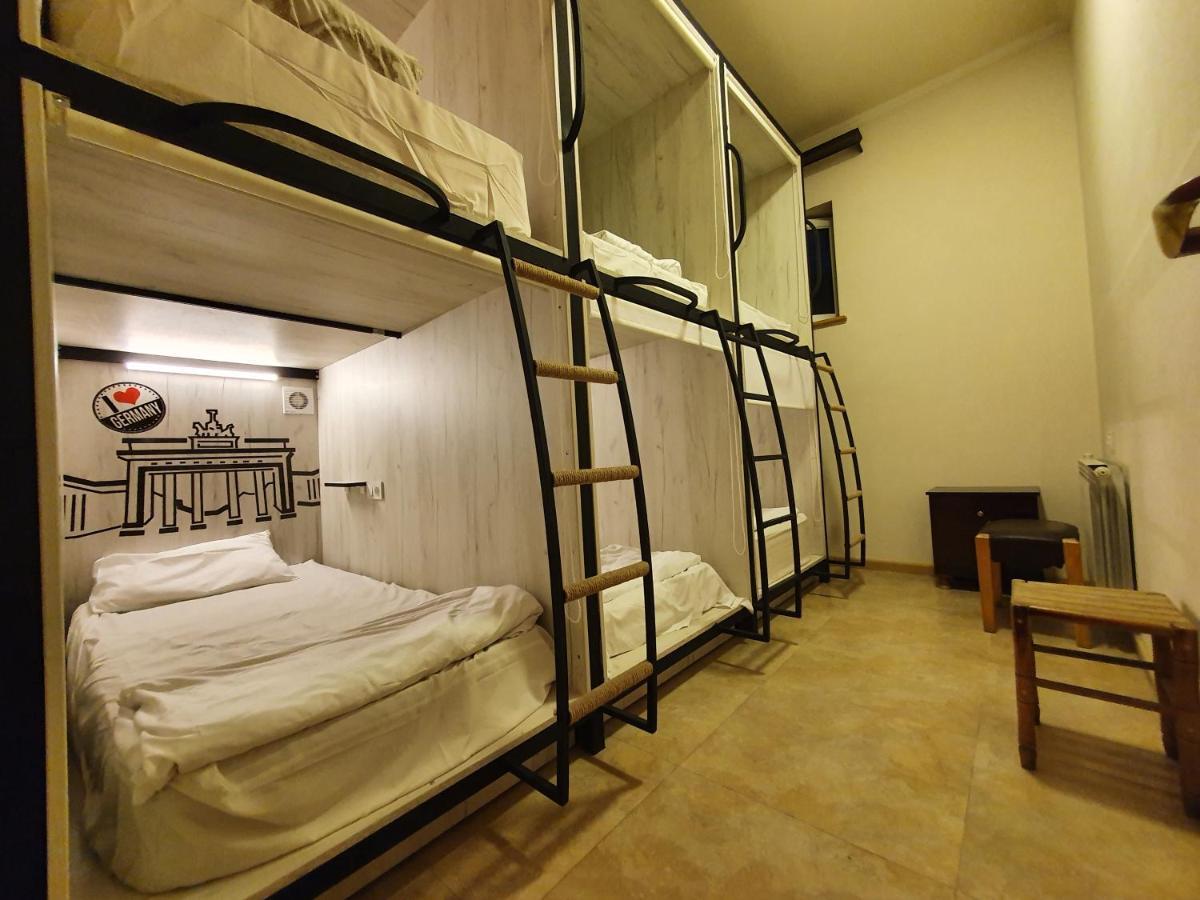 Capsule Hostel In The Old City Of Erevan Esterno foto