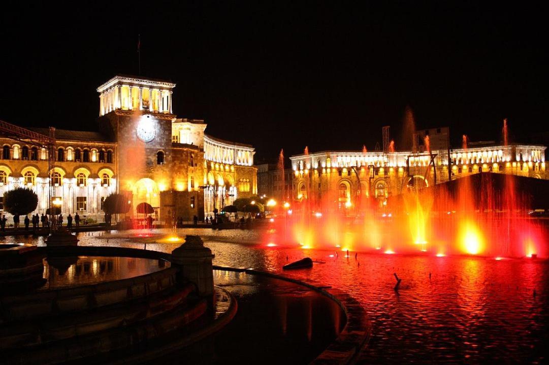 Capsule Hostel In The Old City Of Erevan Esterno foto