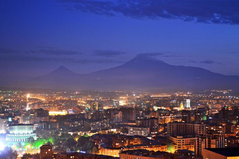 Capsule Hostel In The Old City Of Erevan Esterno foto